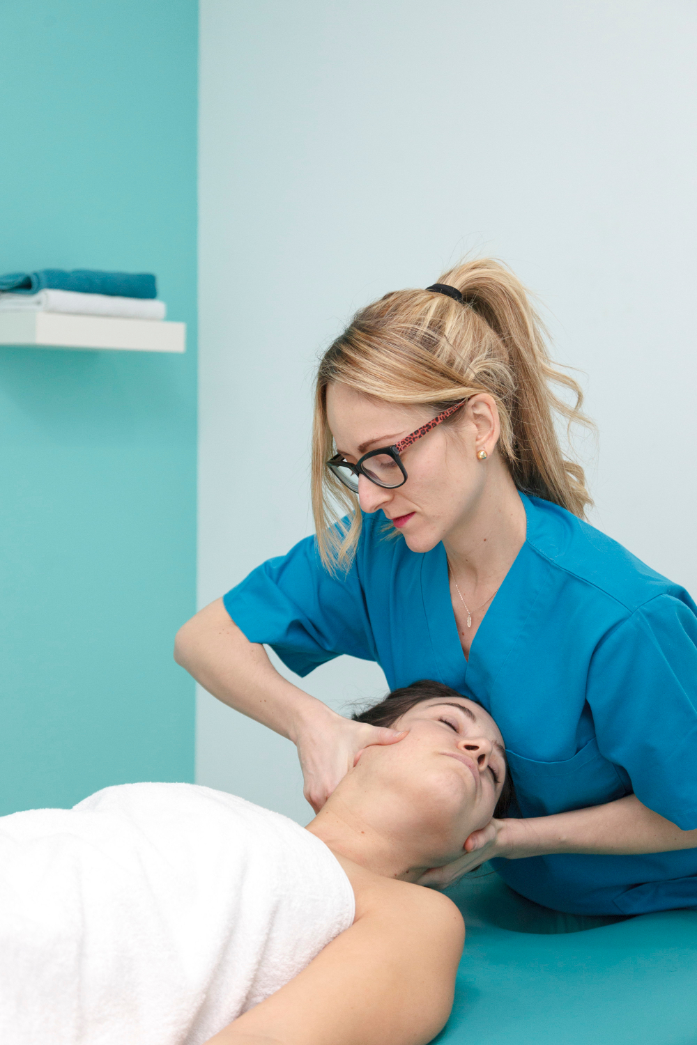 professional-therapeutic-massage-injured-neck